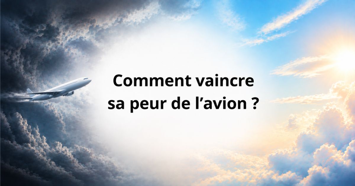 Illustration d’un avion traversant des nuages sombres vers un ciel lumineux pour vaincre la peur de l’avion